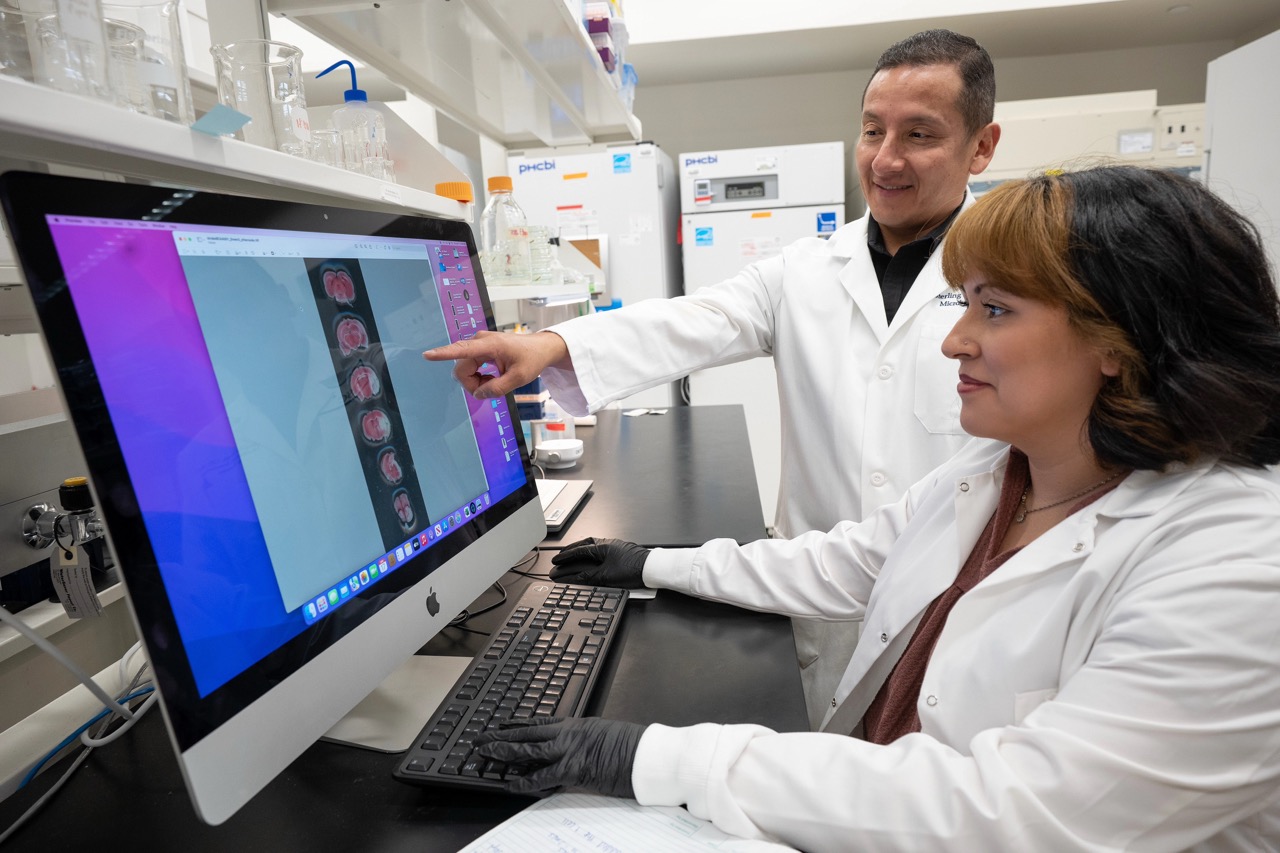 CBTS Faculty member and student in lab