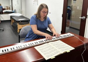 Patient playing piano in the clinic.