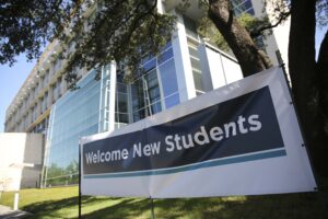 Photo of a blue and white banner welcoming students to UNT Health Fort Worth campus.